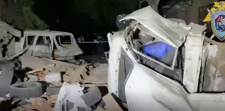В Краснодаре при обрушении гаража один человек погиб, двое пострадали