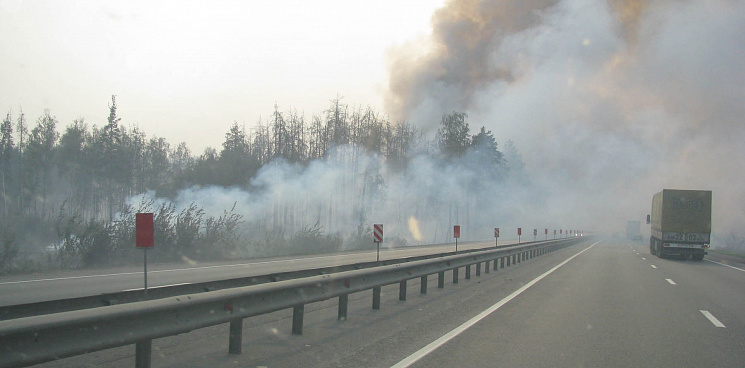 В Краснодаре из-за горящего мусора дымом заволокло Ростовское шоссе 