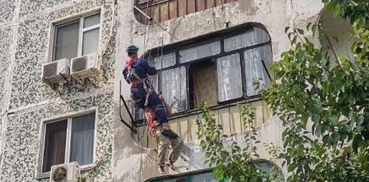 Мужчину в Новороссийске спасли от смерти бельевые веревки при падении с 5 этажа
