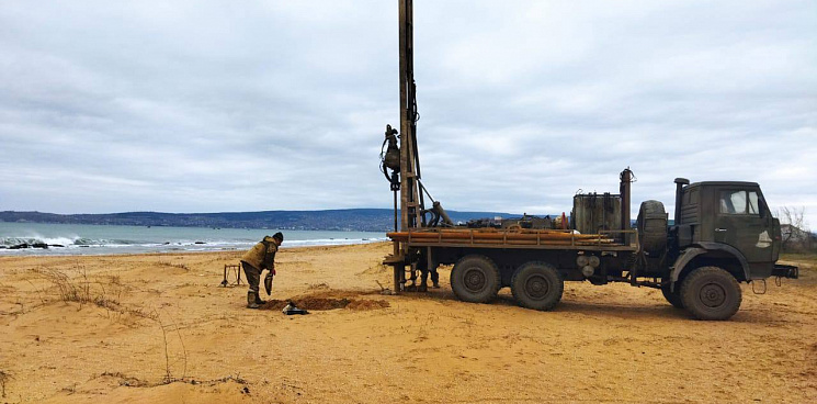 На Золотом пляже в Феодосии строят яхтенную марину - местные опасаются закрытия территории