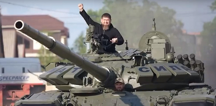 «Будем жечь Абрамсы!» Кадыров показал модернизированный танк Т-72, на котором собирается въехать в Киев – ВИДЕО