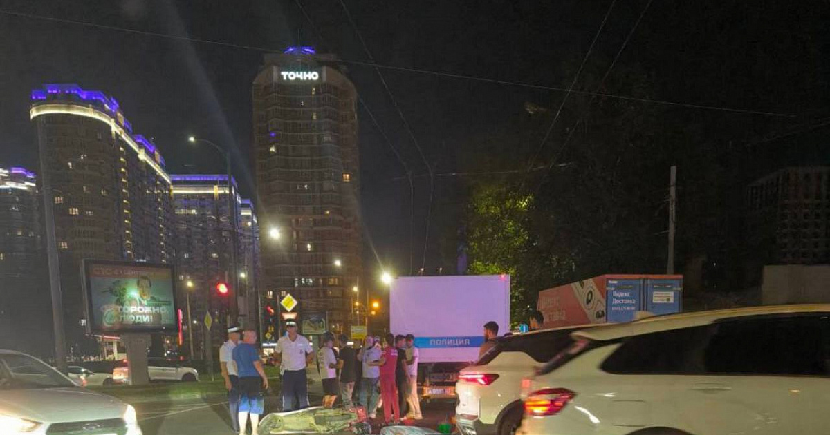 Мопедист погиб под колесами полицейского автозака в Краснодаре