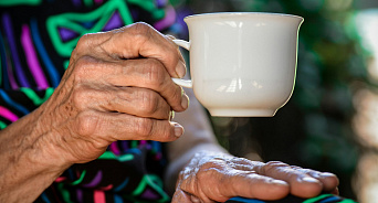 На Сахалине сиделка молитвами и пинками «изгоняла духов» из пенсионерки-инвалида: полиция и СК проверят целительницу