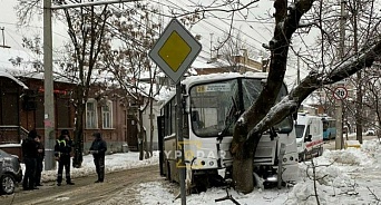 В Краснодаре автобус с пассажирами попал в ДТП и столкнулся с деревом