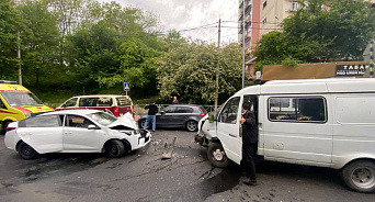 В Сочи водитель легковушки врезался в «ГАЗель»: три человека погибли