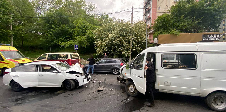 В Сочи водитель легковушки врезался в «ГАЗель»: три человека погибли