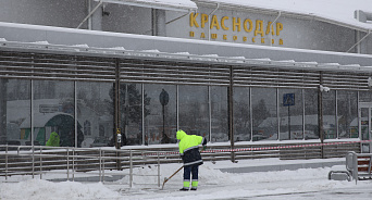 В Краснодаре из-за сильного снегопада закрыли аэропорт