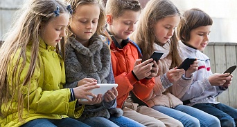 Роспотребнадзор запретил использовать школьникам смартфоны