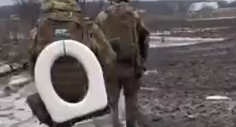 «Кто армия похитителей унитазов?» Украинские бойцы захватили с собой из Артемовска стульчак – ВИДЕО 