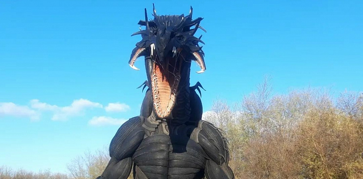 Кубанский мастер создал из покрышек гигантского дракона весом две тонны 