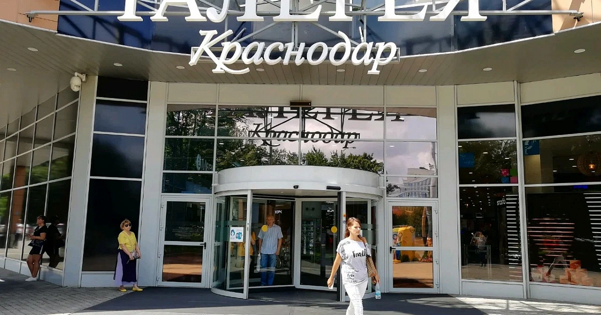 Машина врезалась в здание ТРЦ «Галерея» в Краснодаре