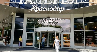 Машина врезалась в здание ТРЦ «Галерея» в Краснодаре