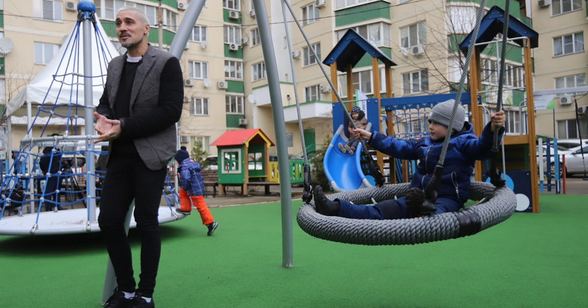 В Краснодаре Дима Билан презентовал детскую площадку из вторсырья