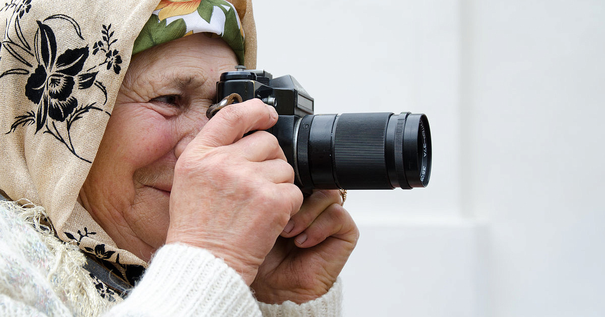 «Бабушка с фотоаппаратом прославилась в соцсетях»: В Краснодаре засняли пожилую женщину, фотографирующую город - ВИДЕО