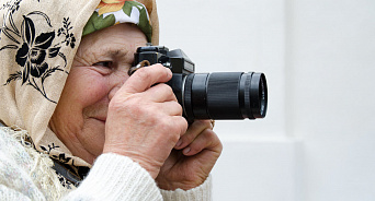 «Бабушка с фотоаппаратом прославилась в соцсетях»: В Краснодаре засняли пожилую женщину, фотографирующую город - ВИДЕО