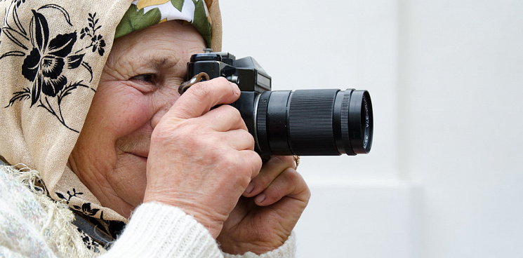«Бабушка с фотоаппаратом прославилась в соцсетях»: В Краснодаре засняли пожилую женщину, фотографирующую город - ВИДЕО