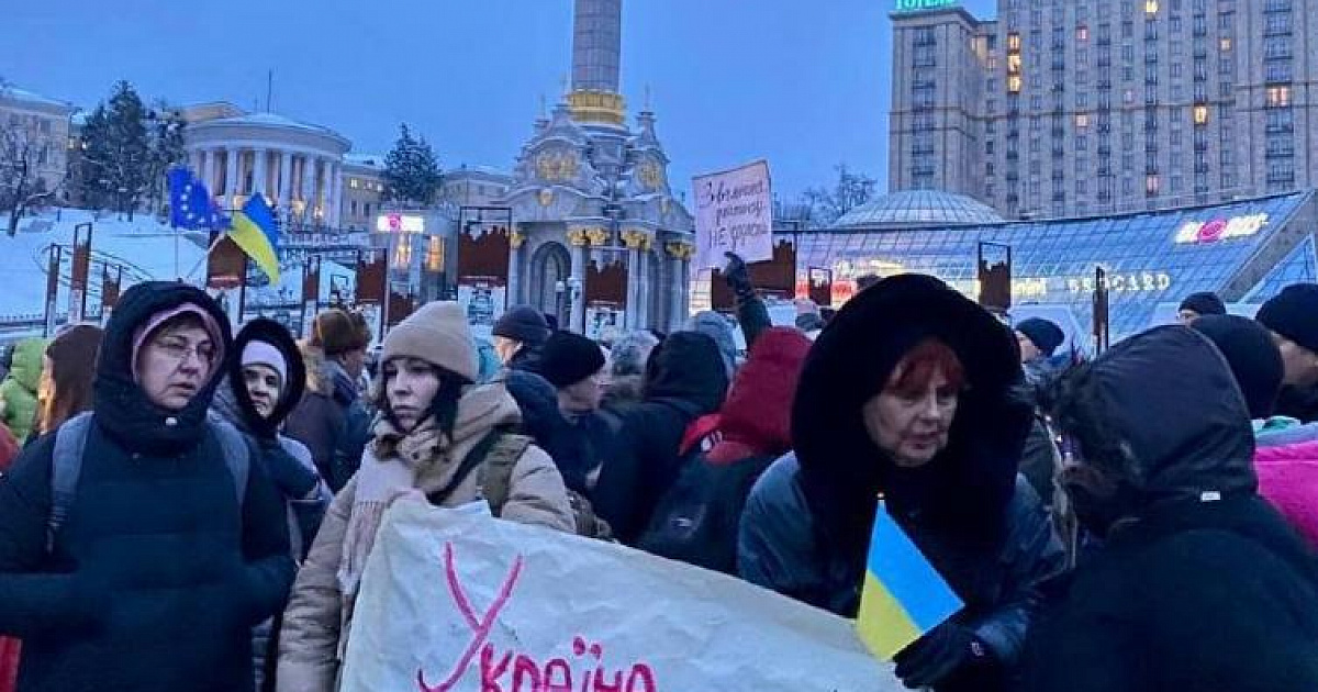 «Зелю гэть! Руки прочь от Залужного!»: в Киеве толпа собралась на «майдан» свергать власть