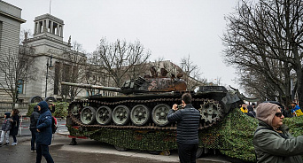 «Вы считаете, что русские не люди?» В Голландии на Пасху с танка Т-72 местные срывали российские флаги 