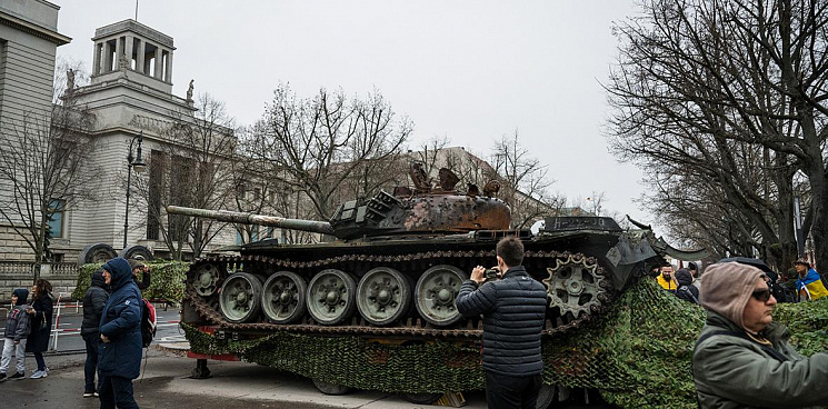 «Вы считаете, что русские не люди?» В Голландии на Пасху с танка Т-72 местные срывали российские флаги 