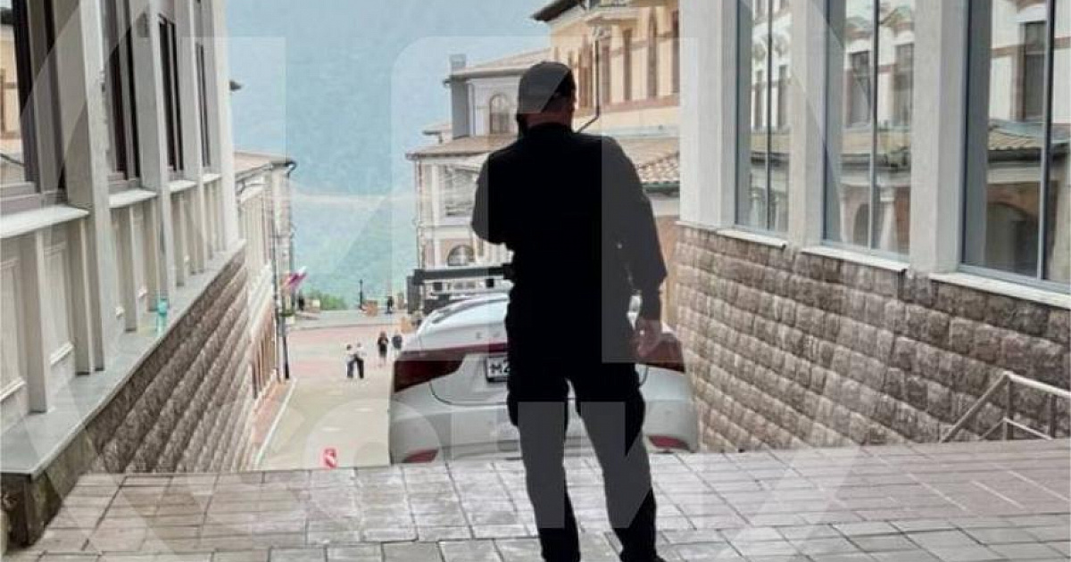 «Зато «встречки» не было!» В Сочи на лестнице в горах застрял автомобиль такси