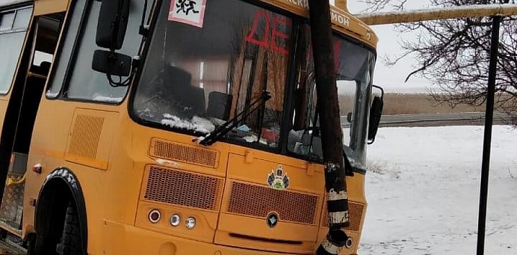 На Кубани из-за гололеда школьный автобус съехал с трассы