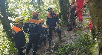 На Кубани турист упал с обрыва в Сочи. Его эвакуировали спасатели