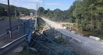 На Кубани начали ремонтировать разрушенный мост