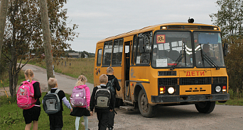 «Наши дети никому не нужны!» В Краснодаре на нескольких маршрутах с 1 сентября отменят школьные автобусы 