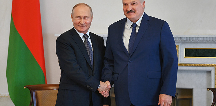 «Ждём хороших новостей под звон бокалов с шампанским?»: Путин и Лукашенко встретились в неформальной обстановке в Сочи
