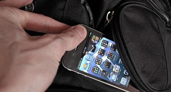 В Краснодаре мужчина украл два телефона, показывая приемы самообороны