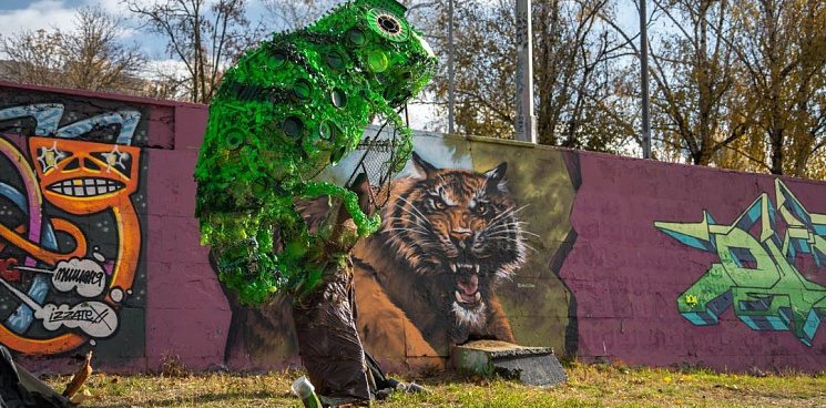 В Краснодаре экоактивисты установили скульптуру из мусора в виде хамелеона