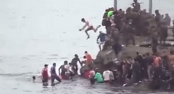  «Топить в море!» Испанцы скидывают с пирса мигрантов-нелегалов – ВИДЕО 
