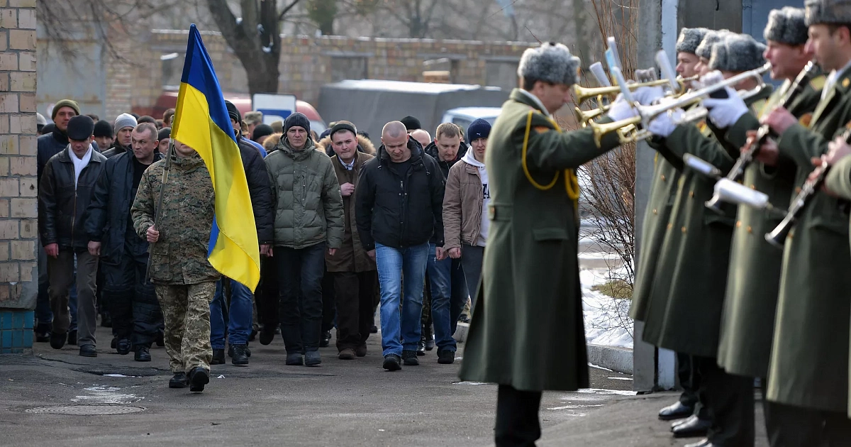 Не помог даже гомосексуализм*: на Украине мобилизовали языкового инспектора-гея