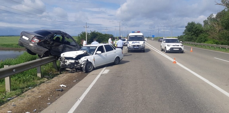 В Адыгее на дороге столкнулись два автомобиля под управлением полицейских