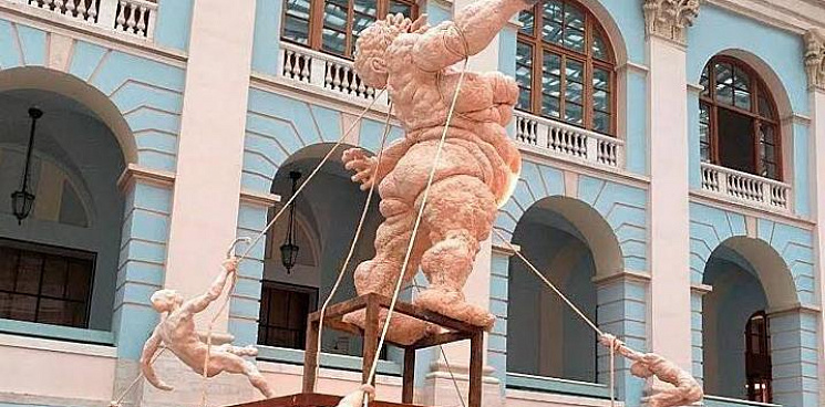 В Москве разместили скульптуру-пародию на «Родину-мать» из монтажной пены