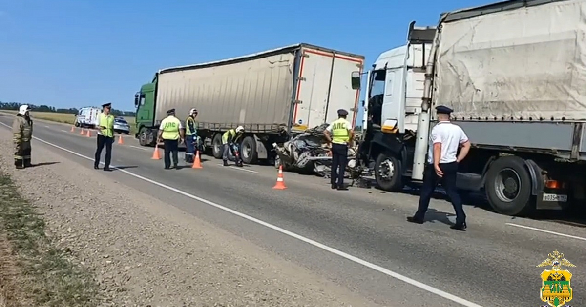 На Кубани машину зажало на трассе между большегрузами: погибли 5 человек, из них трое - дети