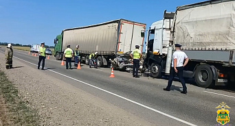 На Кубани машину зажало на трассе между большегрузами: погибли 5 человек, из них трое - дети