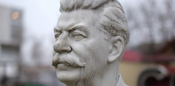 «Он нам всем нужен!» В день 100-летия СССР в Анапе установили бюст Сталина – ВИДЕО