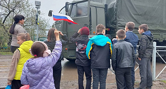 «Вы там держитесь, ребята!» Школьники из Ростовской области проводили российских военных в зону СВО – ВИДЕО