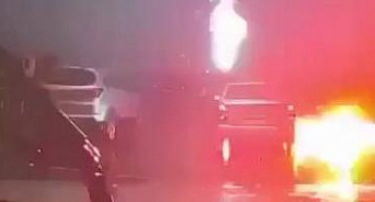 «Дождливая погода становится всё опаснее»: в Ростовской области молния дважды ударила около машины, которая стояла в пробке – ВИДЕО