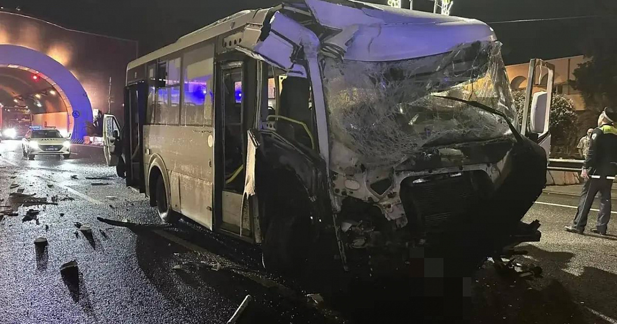 Автобус без пассажиров врезался в бетонную стену в Сочи