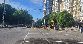 «Провал грунта и системы муниципального транспорта!» В Краснодаре на улице Московской из-за коммунальной аварии встали трамваи