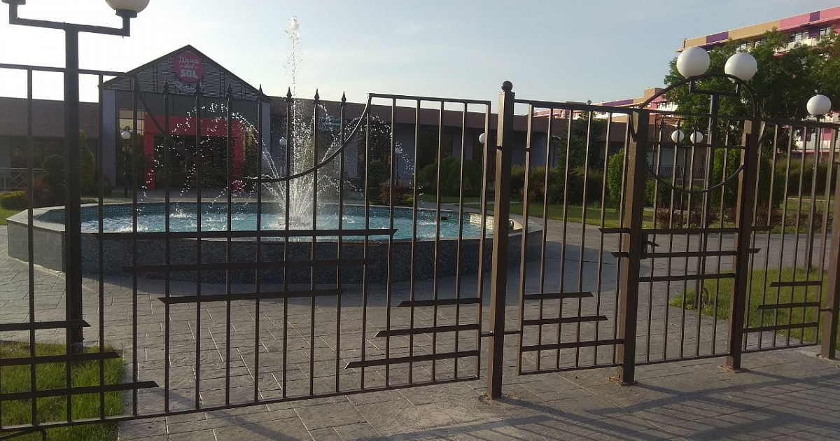 На замок закрыли фонтан с прогулочной зоной на Пионерском проспекте в Анапе