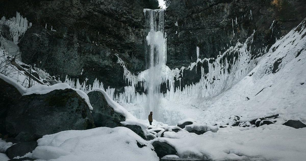 Фотограф снял, как замерзает водопад на реке в Геленджике