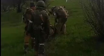 «Держись, Володя!» Бойцы ЛНР спасли раненого брошенного украинского солдата