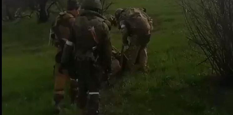 «Держись, Володя!» Бойцы ЛНР спасли раненого брошенного украинского солдата