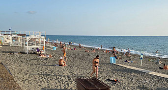 «Люди потом болеют ротавирусом»: на пляже в Сочи в море сбрасывают нечистоты