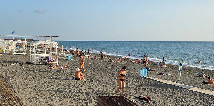 «Люди потом болеют ротавирусом»: на пляже в Сочи в море сбрасывают нечистоты