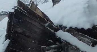 На Кубани восемь человек покинули свой дом после обвала крыши из-за снега