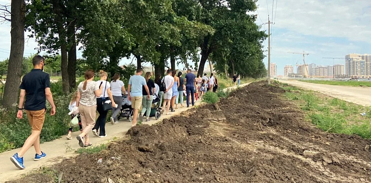 Четыре километра пыли, бездорожья и амброзии: в Краснодаре первоклашкам предлагают час идти до школы пешком – ВИДЕО